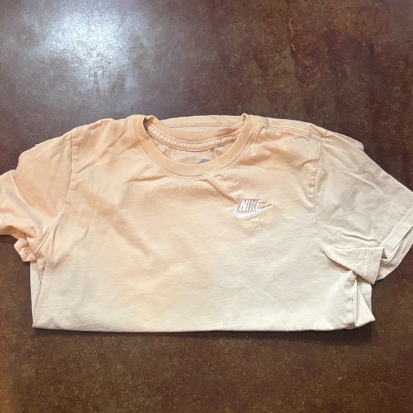Nike Women's Cream Short Sleeve Tee size XS - Picture 1 of 4